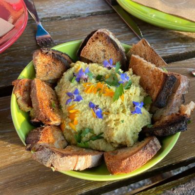humous-de-pois-chiches-a-l-achard-de-citron-confit-au-gingembre-avec-des-croutons-grilles-et-ailles-fleurs-du-jardin.jpg