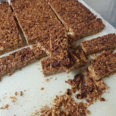 Barre de céréales avec nos oranges confites maison, incluse dans le panier repas.