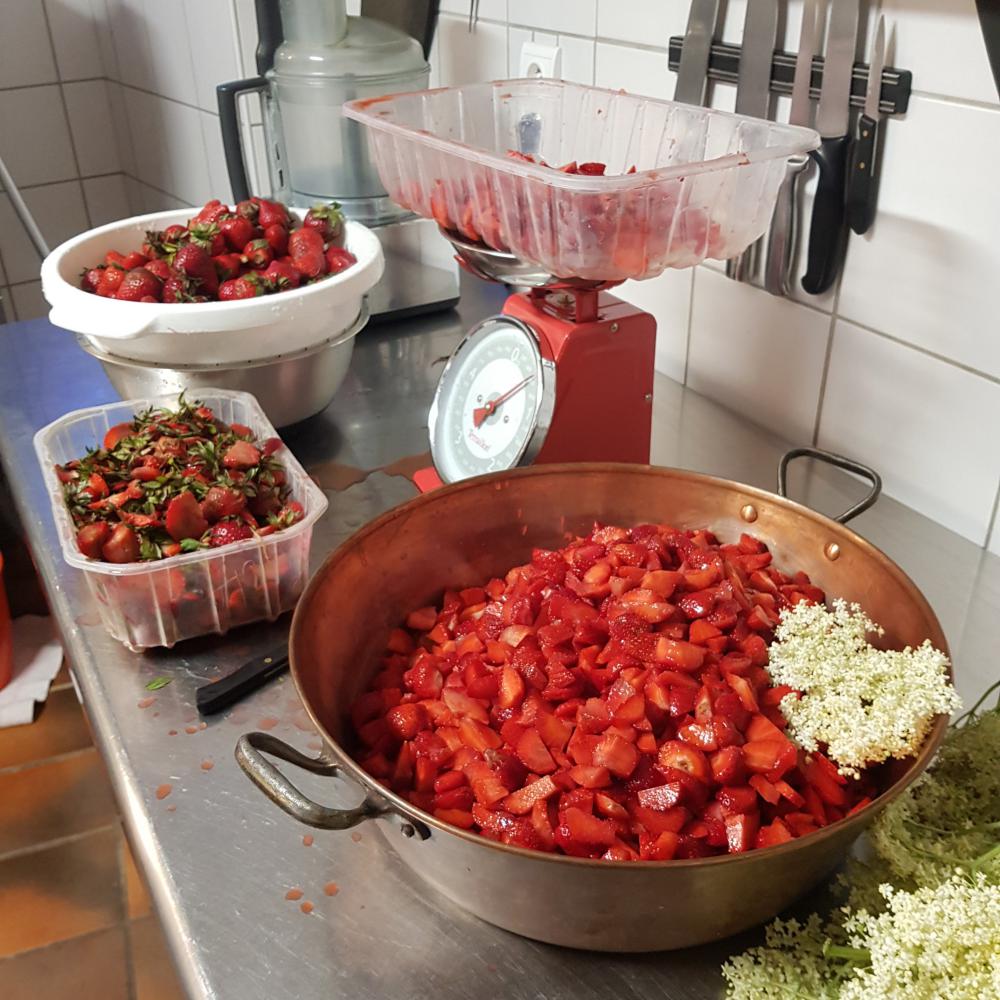 Confiture de fraises bio aux fleurs de sureau, cuison courte avec de l'agar agar.