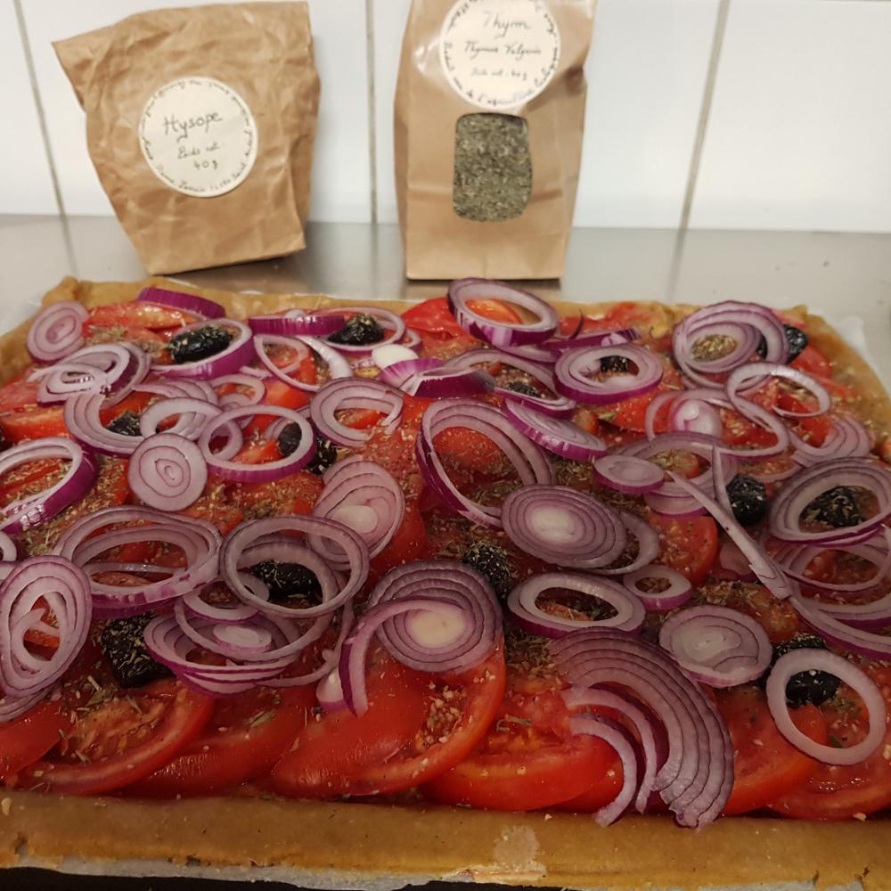 Tarte à la moutarde de Menglon et aux tomates, oignons rouge, olives noires et herbes de provences. Pâte à tarte à la farine de petit épeautre et huile d'olive