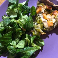 Tarte aux poireaux et aux filet de truite d'Archiane, accompagné d'une salade de mâche assaisonnée à l'huile d'olive et vinaigre de Xéres.